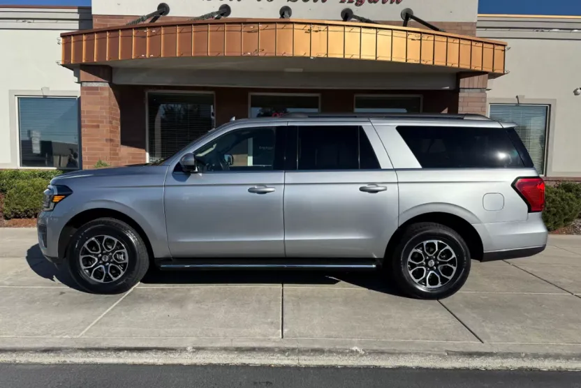 2023 Ford Expedition MAX XLT photo 1