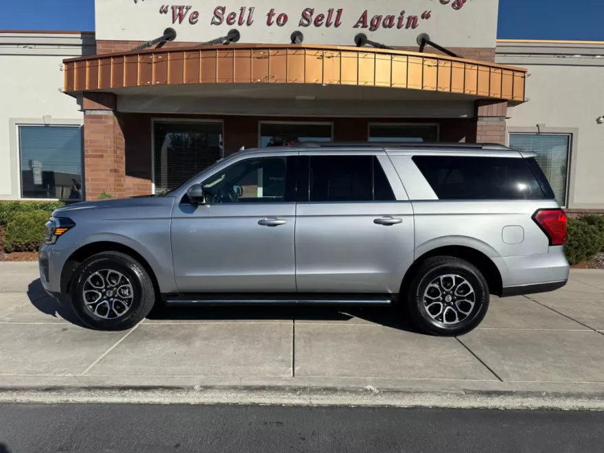 2023 Ford Expedition MAX XLT photo 1