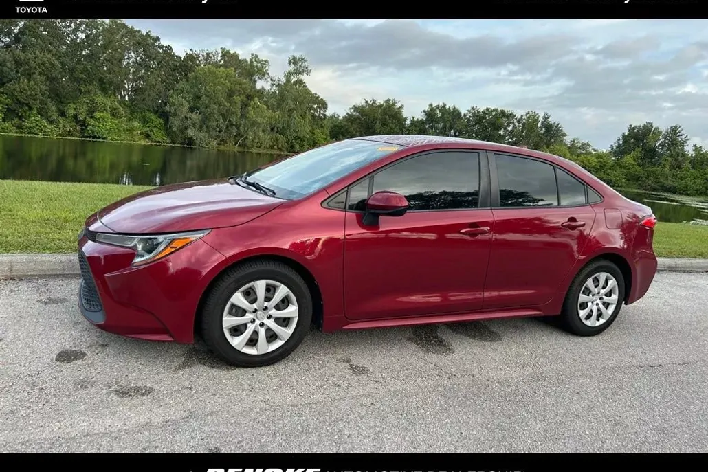 2022 Toyota Corolla LE photo 1