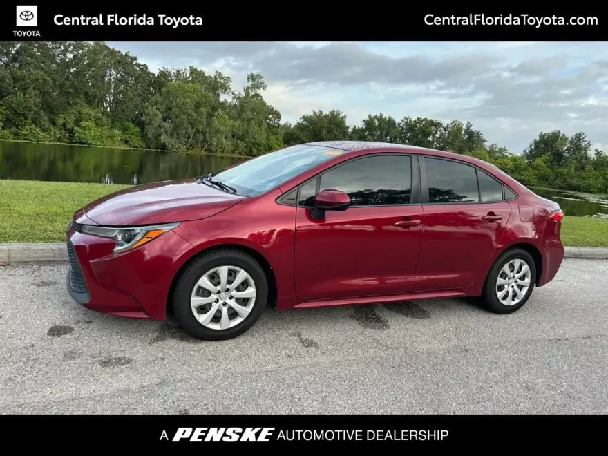 2022 Toyota Corolla LE photo 1