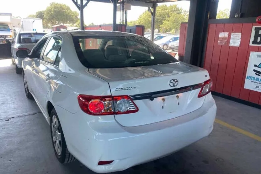 2013 Toyota Corolla LE photo 1