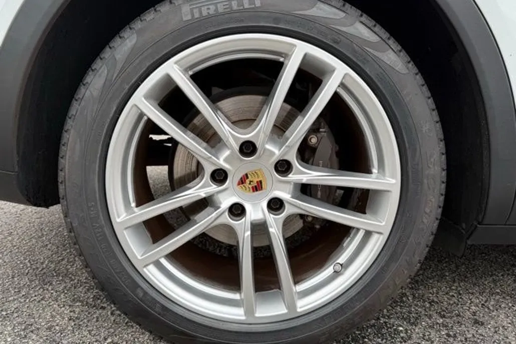 2023 Porsche Cayenne Platinum Edition photo 1