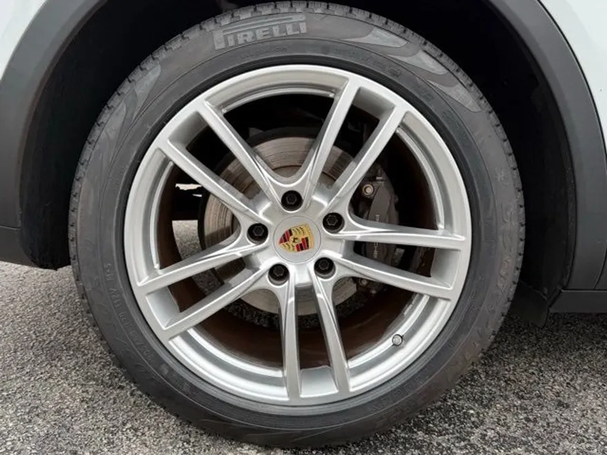 2023 Porsche Cayenne Platinum Edition photo 1