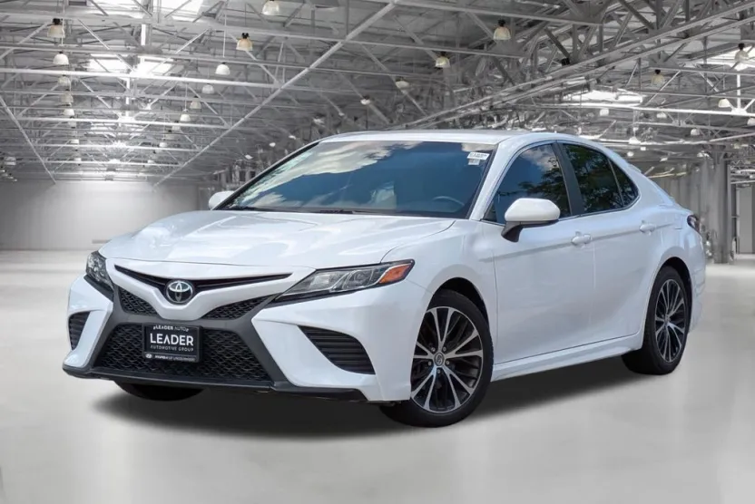 2018 Toyota Camry SE photo 1