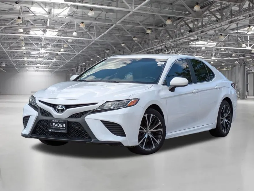 2018 Toyota Camry SE photo 1