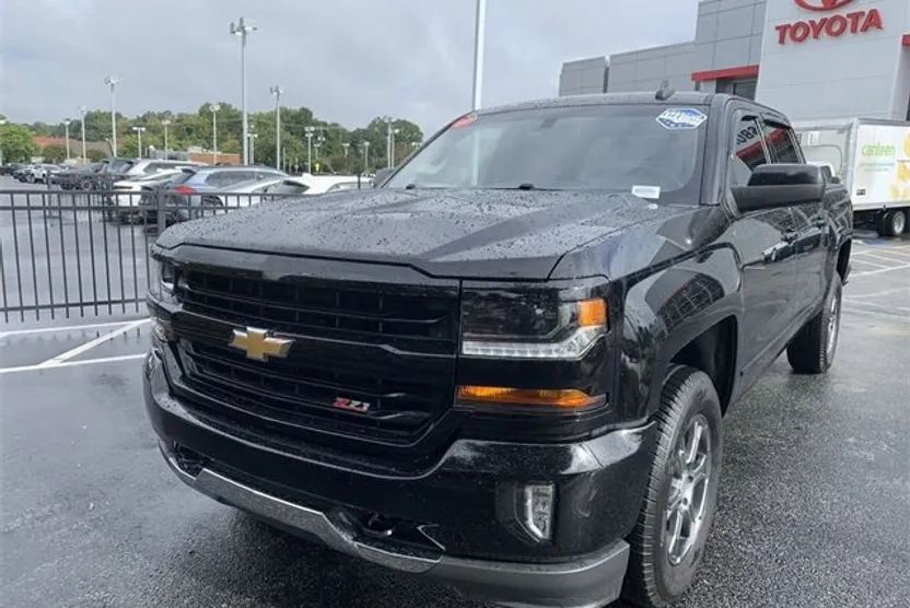 2017 Chevrolet Silverado 1500 LT photo 1