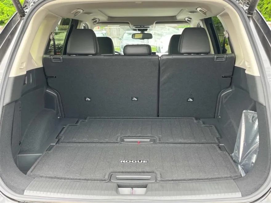 2025 Nissan Rogue Platinum photo 1