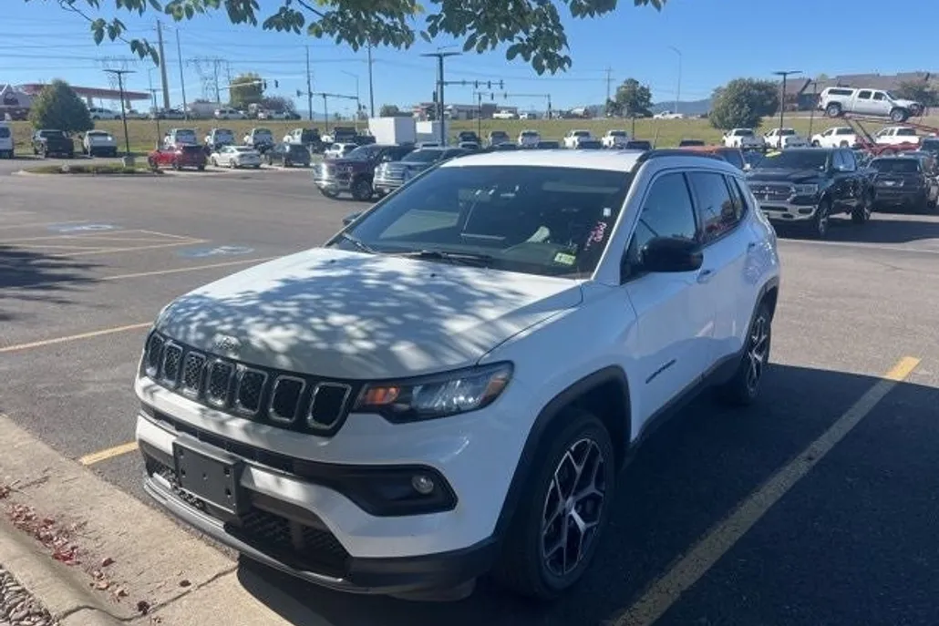 2024 Jeep Compass Latitude photo 1