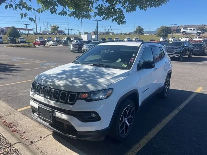 2024 Jeep Compass Latitude photo 1