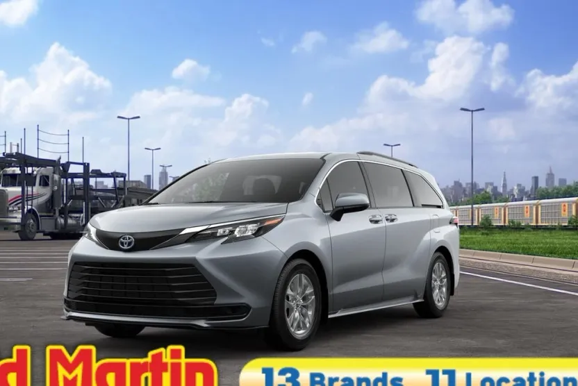 2025 Toyota Sienna LE photo 1