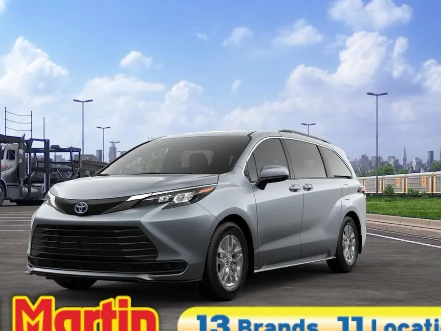2025 Toyota Sienna LE photo 1