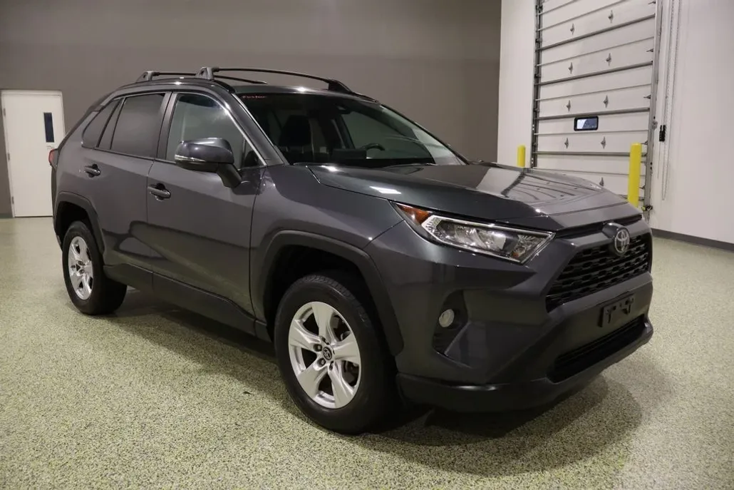 2019 Toyota RAV4 XLE photo 1