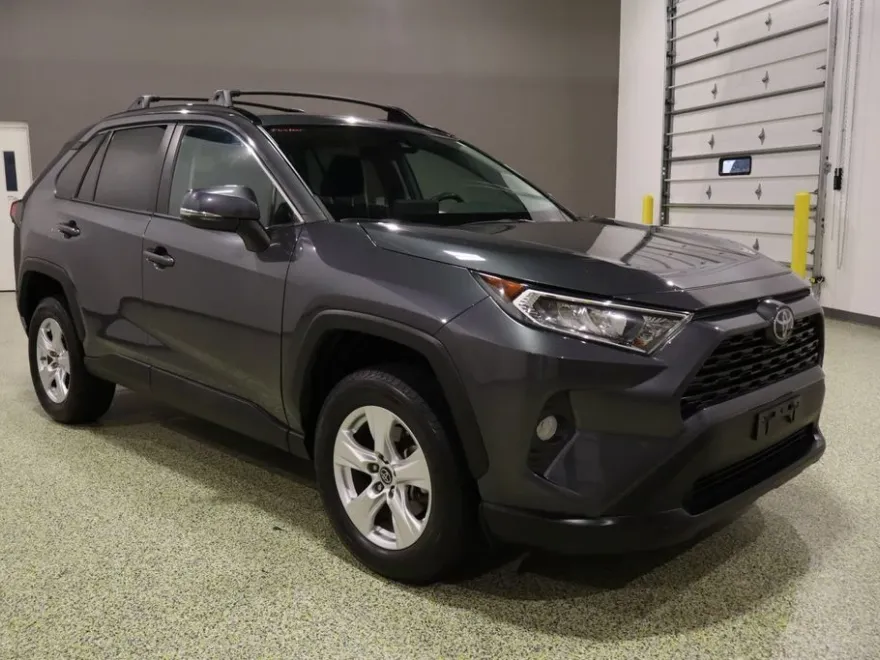 2019 Toyota RAV4 XLE photo 1