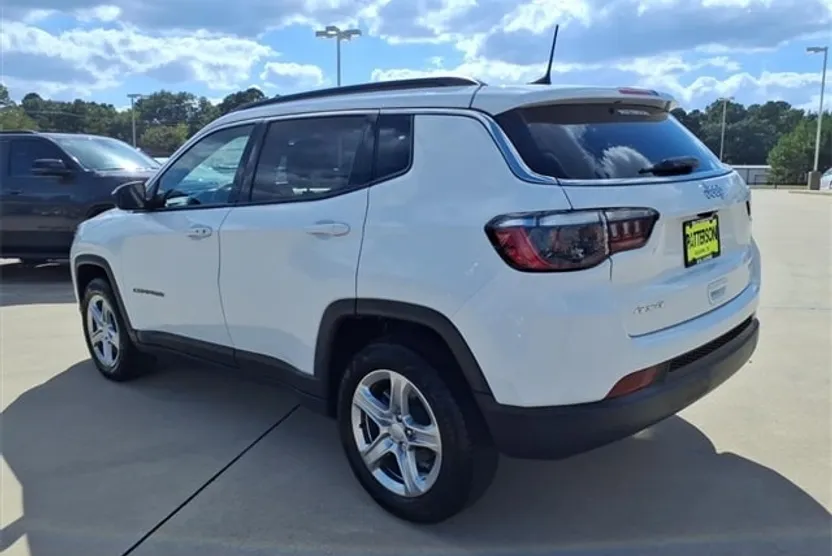 2024 Jeep Compass Latitude photo 1