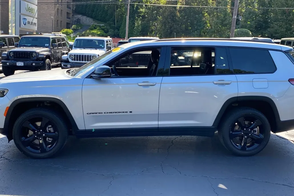 2023 Jeep Grand Cherokee Altitude photo 1