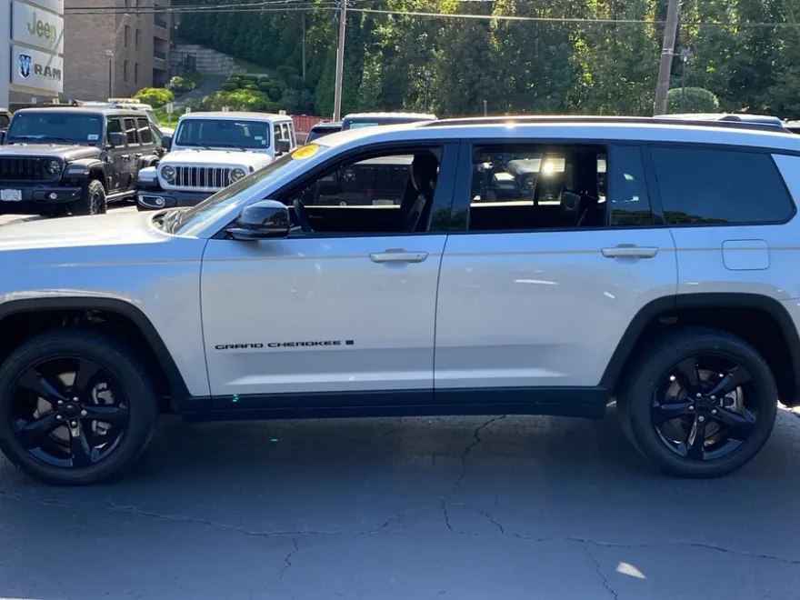 2023 Jeep Grand Cherokee Altitude photo 1