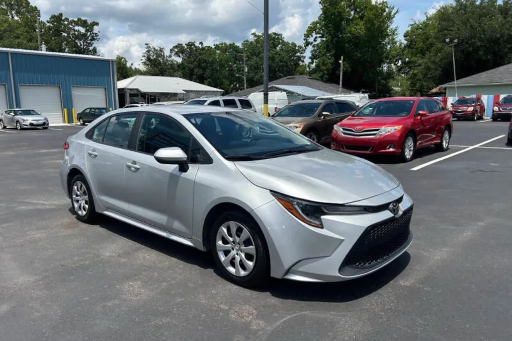 2022 Toyota Corolla LE photo 1
