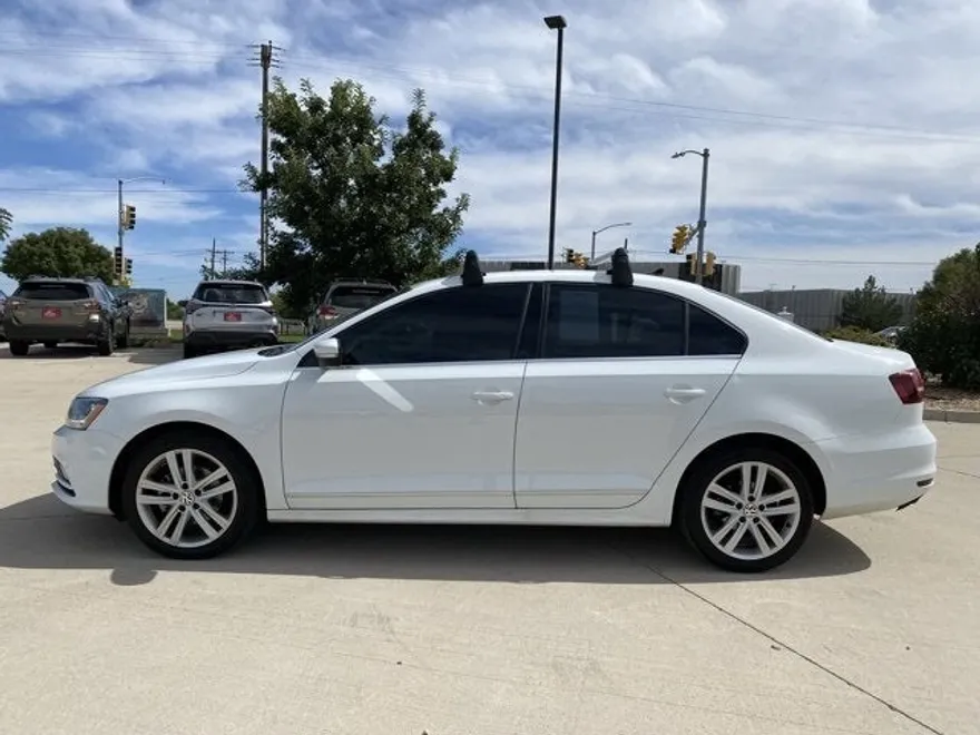 2017 Volkswagen Jetta 1.8T SEL photo 1