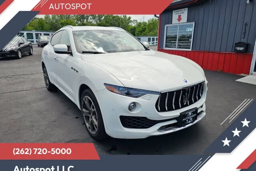 2017 Maserati Levante Base photo 1