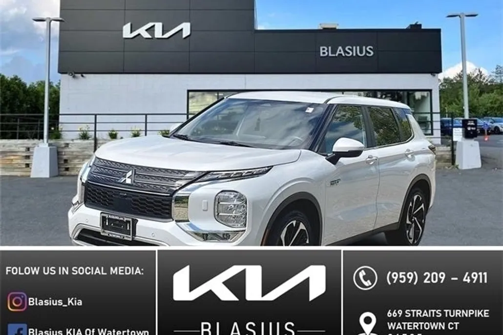 2023 Mitsubishi Outlander PHEV SE photo 1