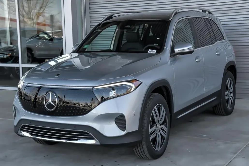 2025 Mercedes Benz EQB 300 4MATIC photo 1