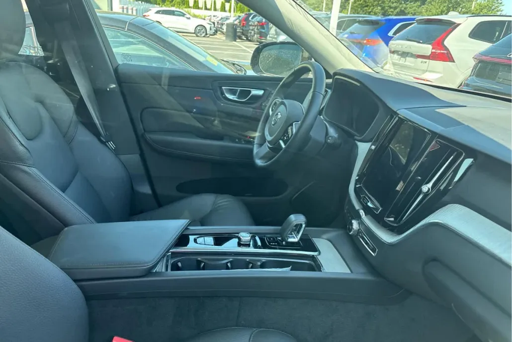 2025 Volvo XC60 B5 Plus photo 1