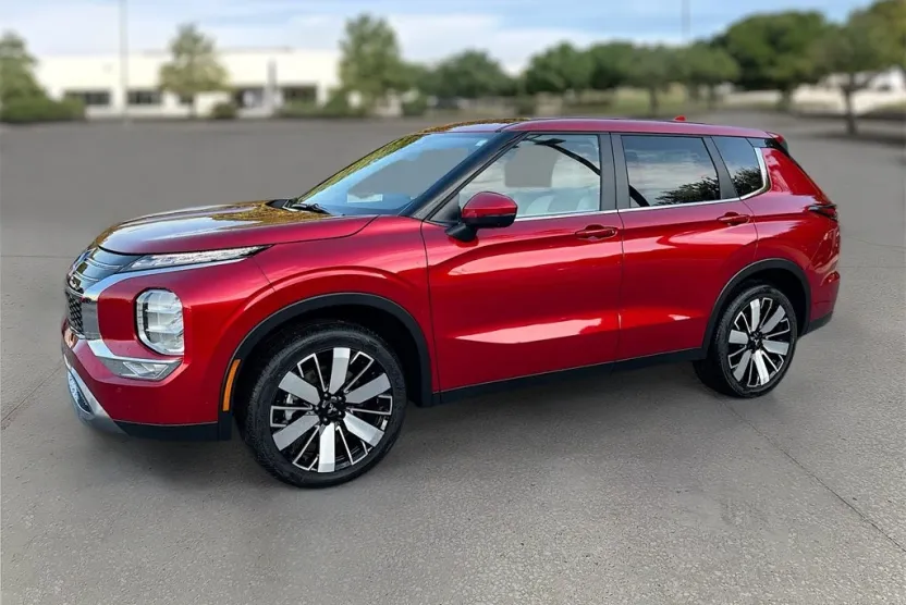 2025 Mitsubishi Outlander SE photo 1