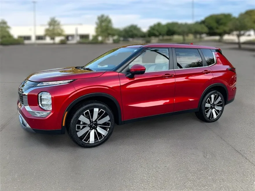 2025 Mitsubishi Outlander SE photo 1