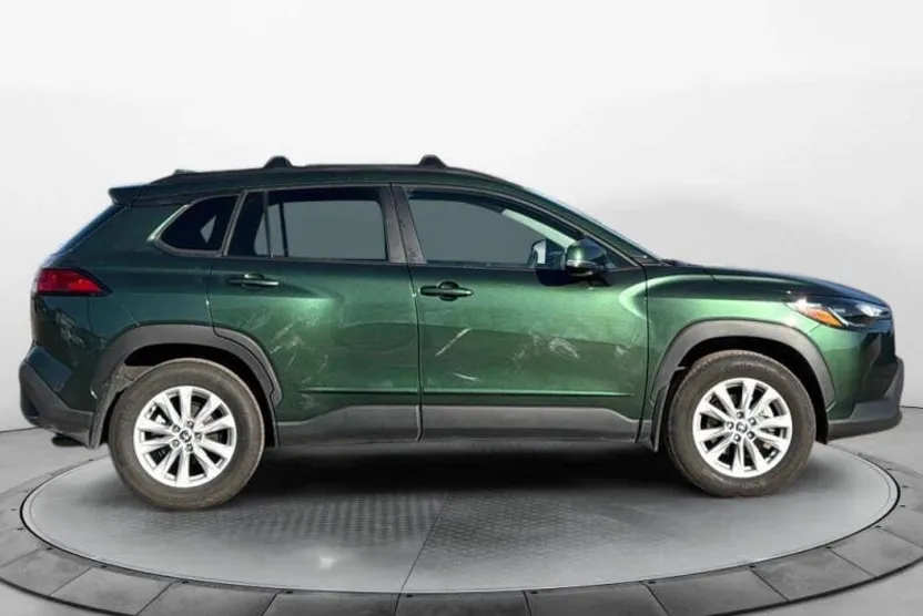 2022 Toyota Corolla Cross LE photo 1