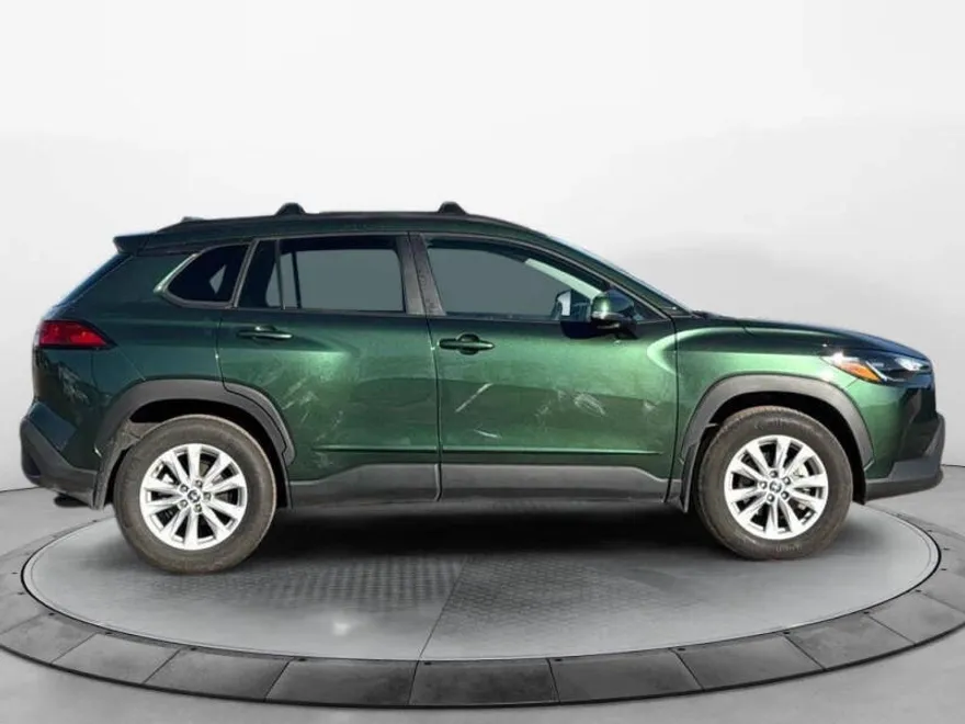 2022 Toyota Corolla Cross LE photo 1