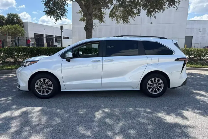 2023 Toyota Sienna XLE photo 1