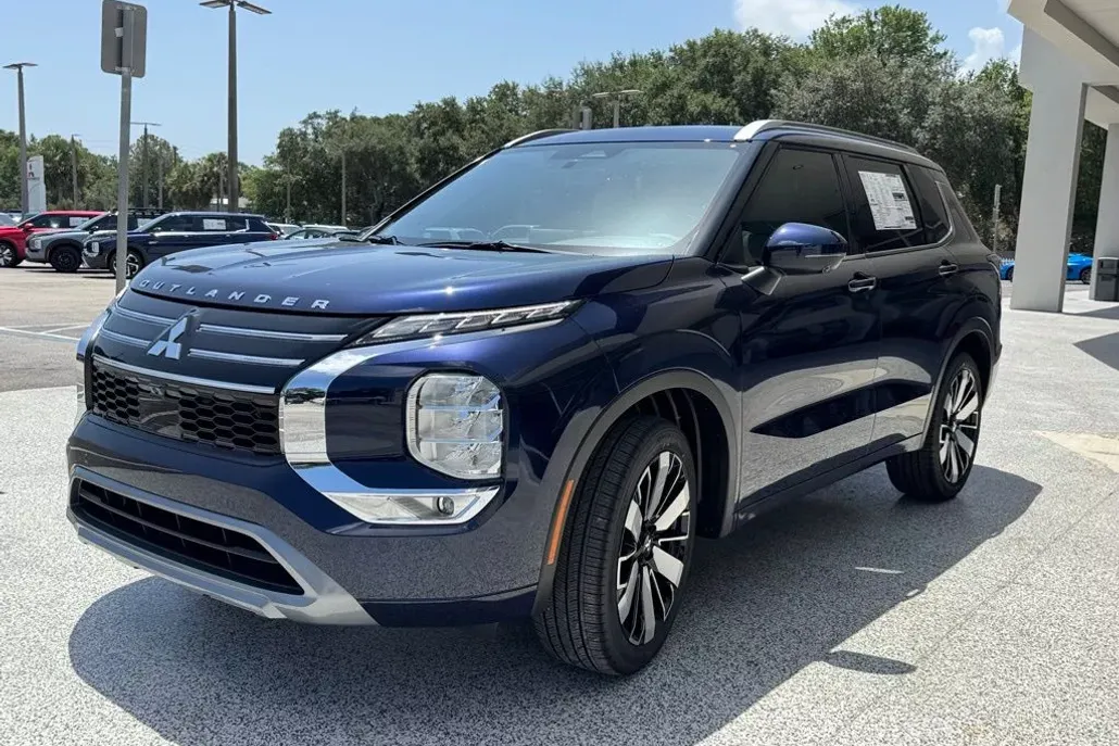 2025 Mitsubishi Outlander SEL photo 1