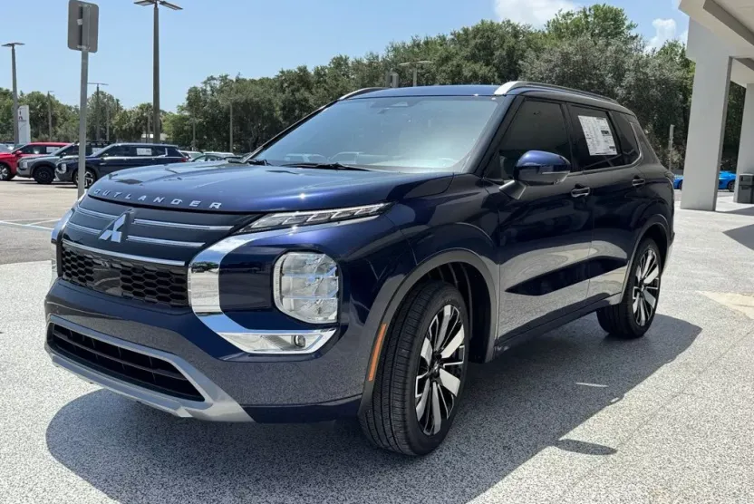 2025 Mitsubishi Outlander SEL photo 1