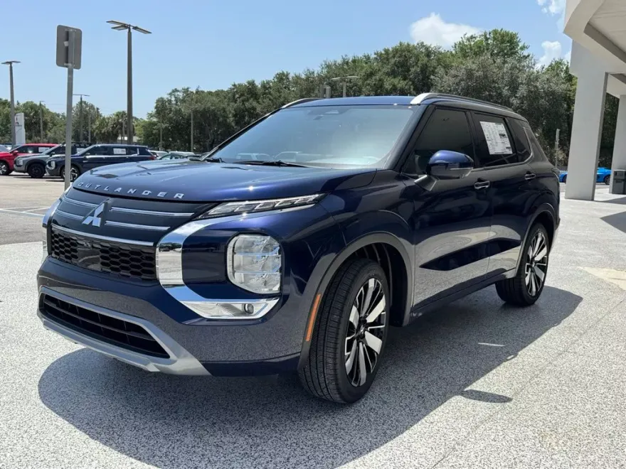 2025 Mitsubishi Outlander SEL photo 1