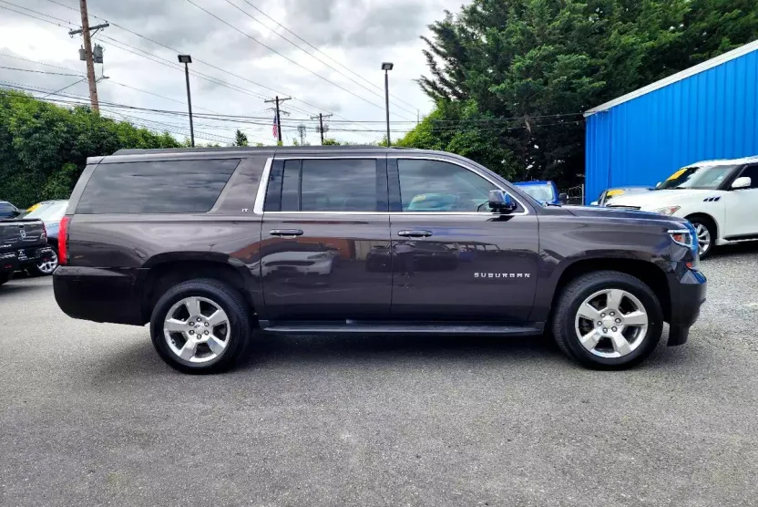2017 Chevrolet Suburban LT photo 1
