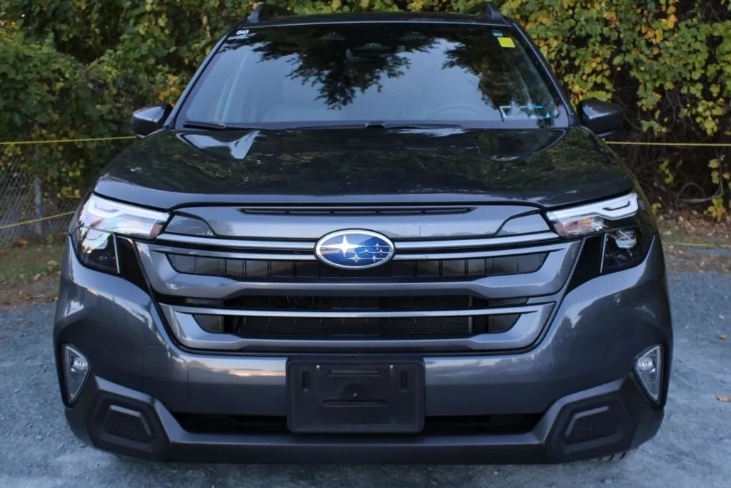 2025 Subaru Forester Premium photo 1