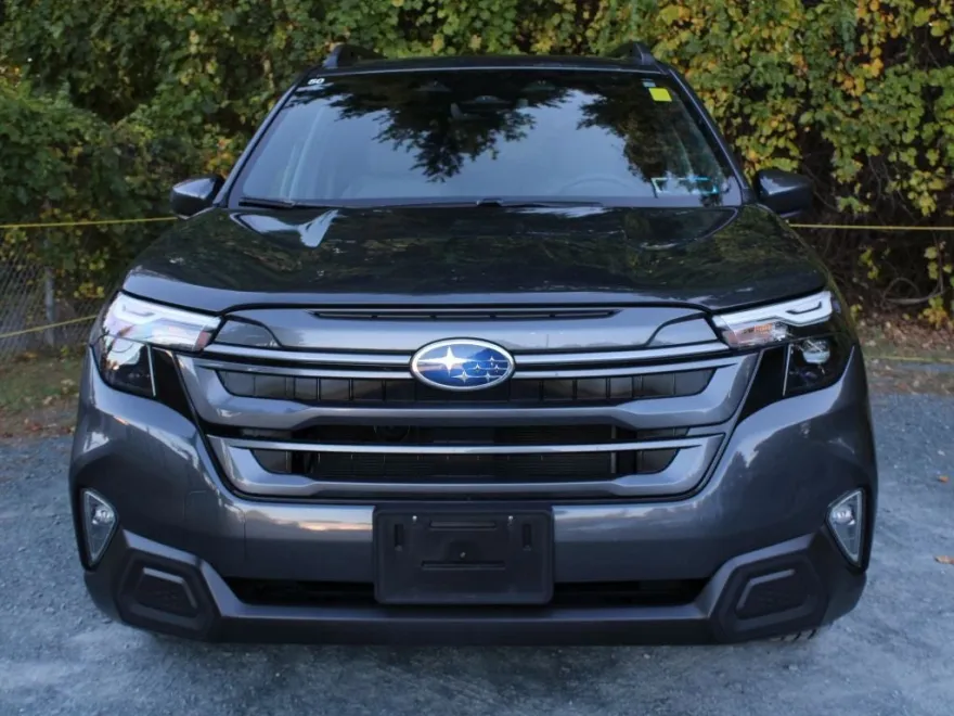 2025 Subaru Forester Premium photo 1