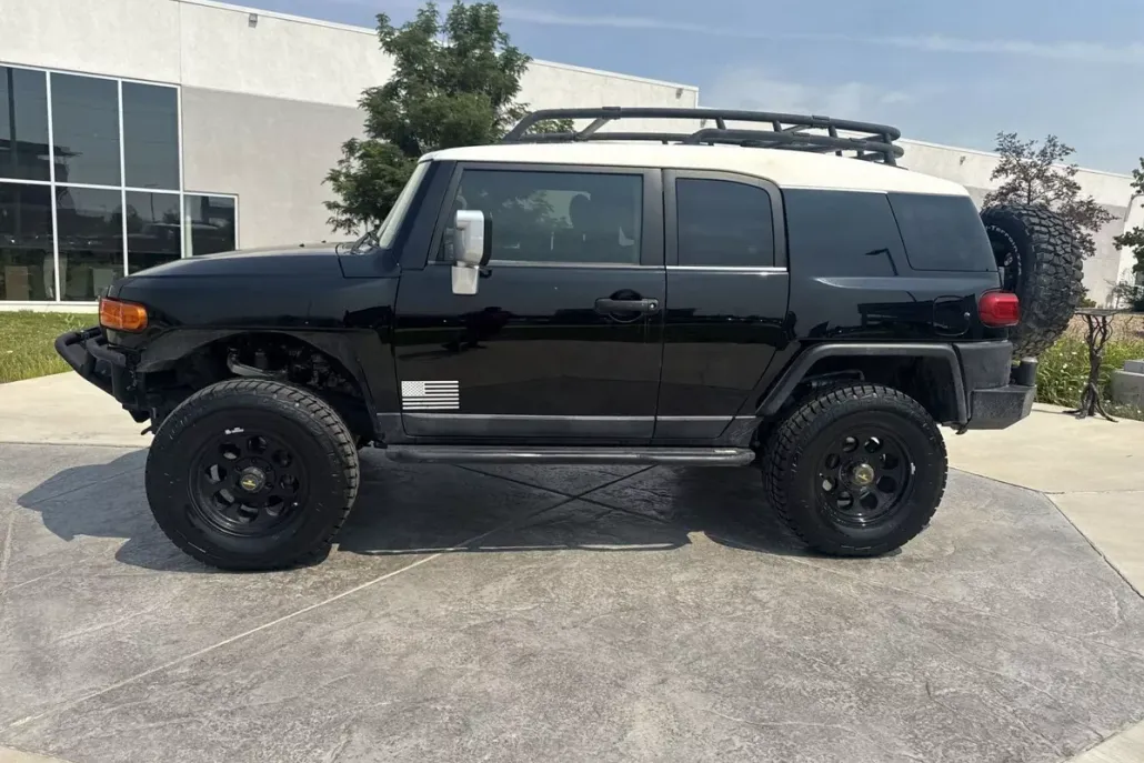 2013 Toyota FJ Cruiser Base photo 1