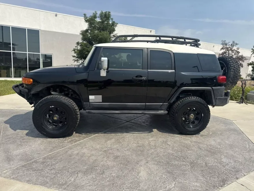 2013 Toyota FJ Cruiser Base photo 1