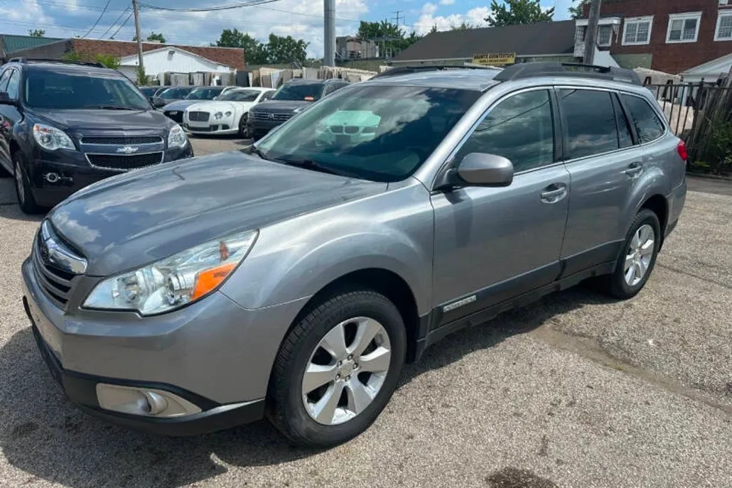 2010 Subaru Outback 3.6R Premium photo 1