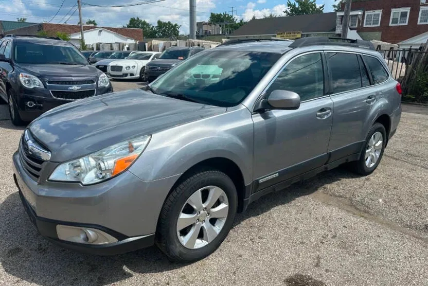 2010 Subaru Outback 3.6R Premium photo 1