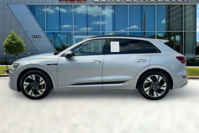 2022 Audi e-tron Premium photo 1