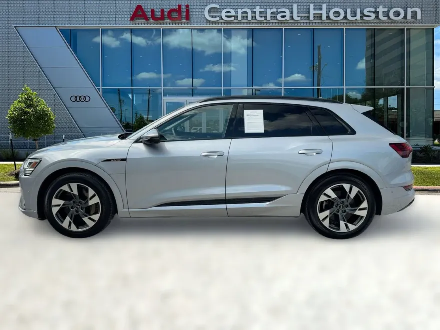 2022 Audi e-tron Premium photo 1