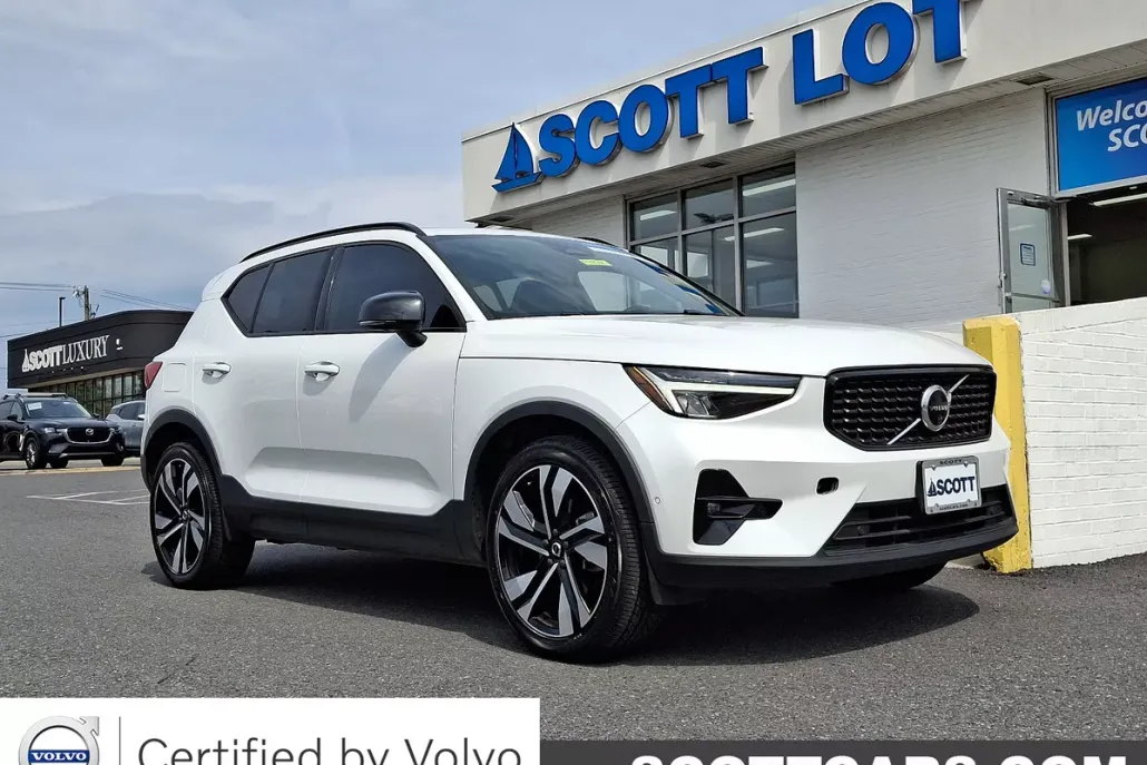2023 Volvo XC40 AWD Plus photo 1