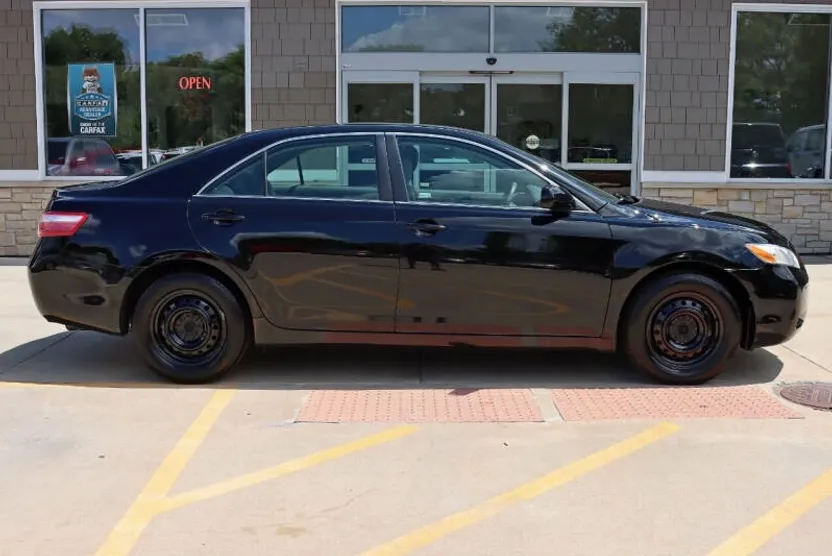 2009 Toyota Camry LE photo 1