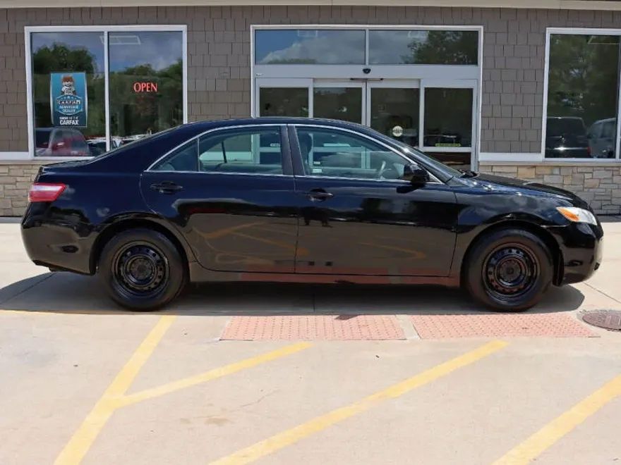 2009 Toyota Camry LE photo 1