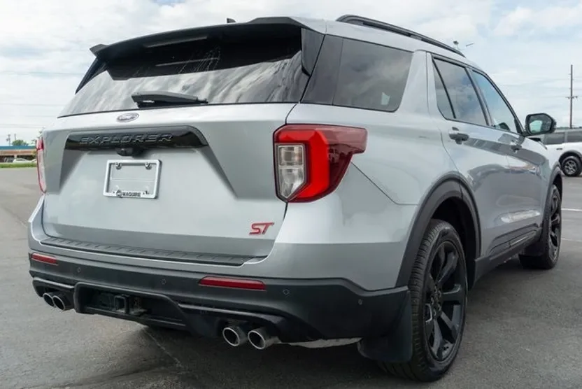2022 Ford Explorer ST photo 1