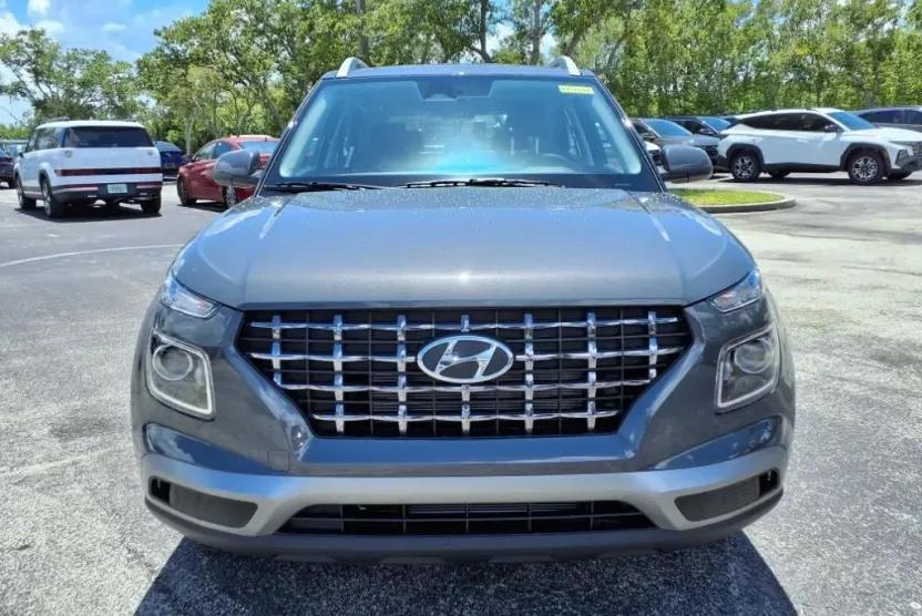 2025 Hyundai Venue SEL photo 1