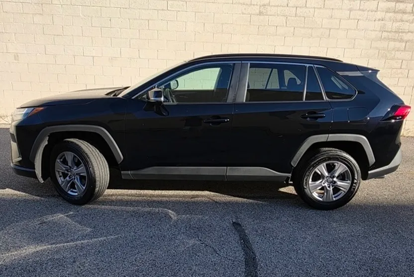 2022 Toyota RAV4 XLE photo 1