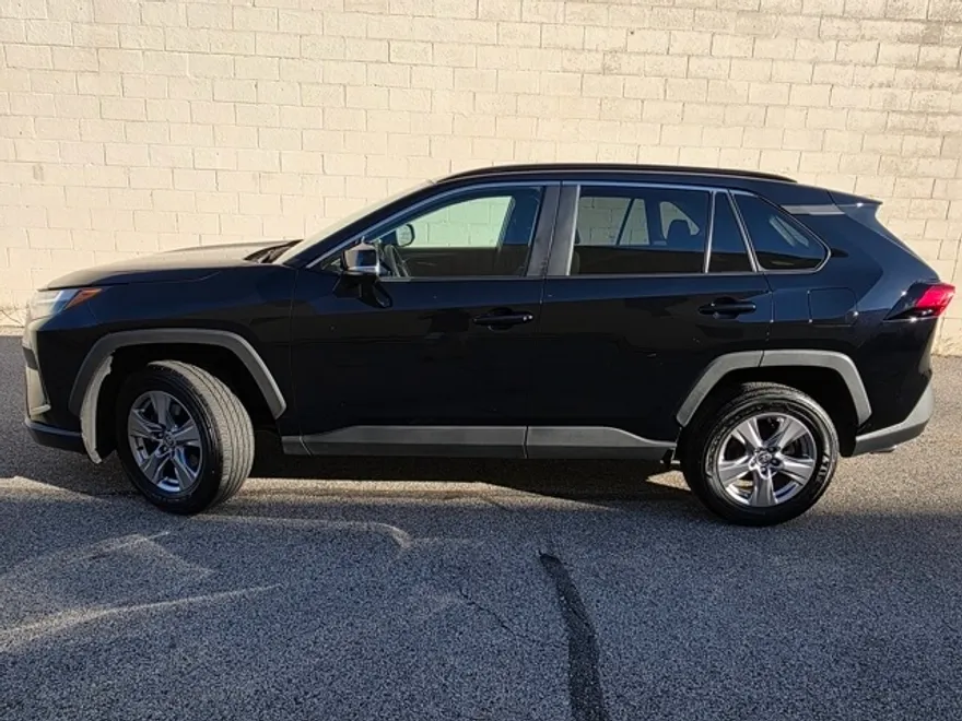 2022 Toyota RAV4 XLE photo 1